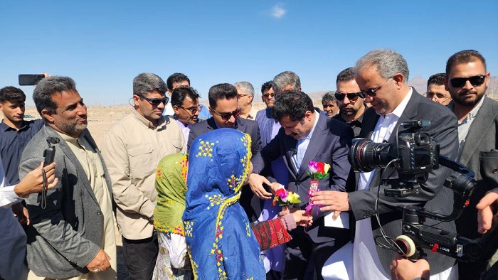 استقبال گرم کودکان تفتان از معاون رئیس‌جمهوری